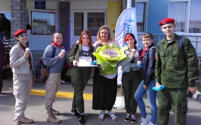 Бутакова с детьми.jpg Бутакова с детьми.jpg